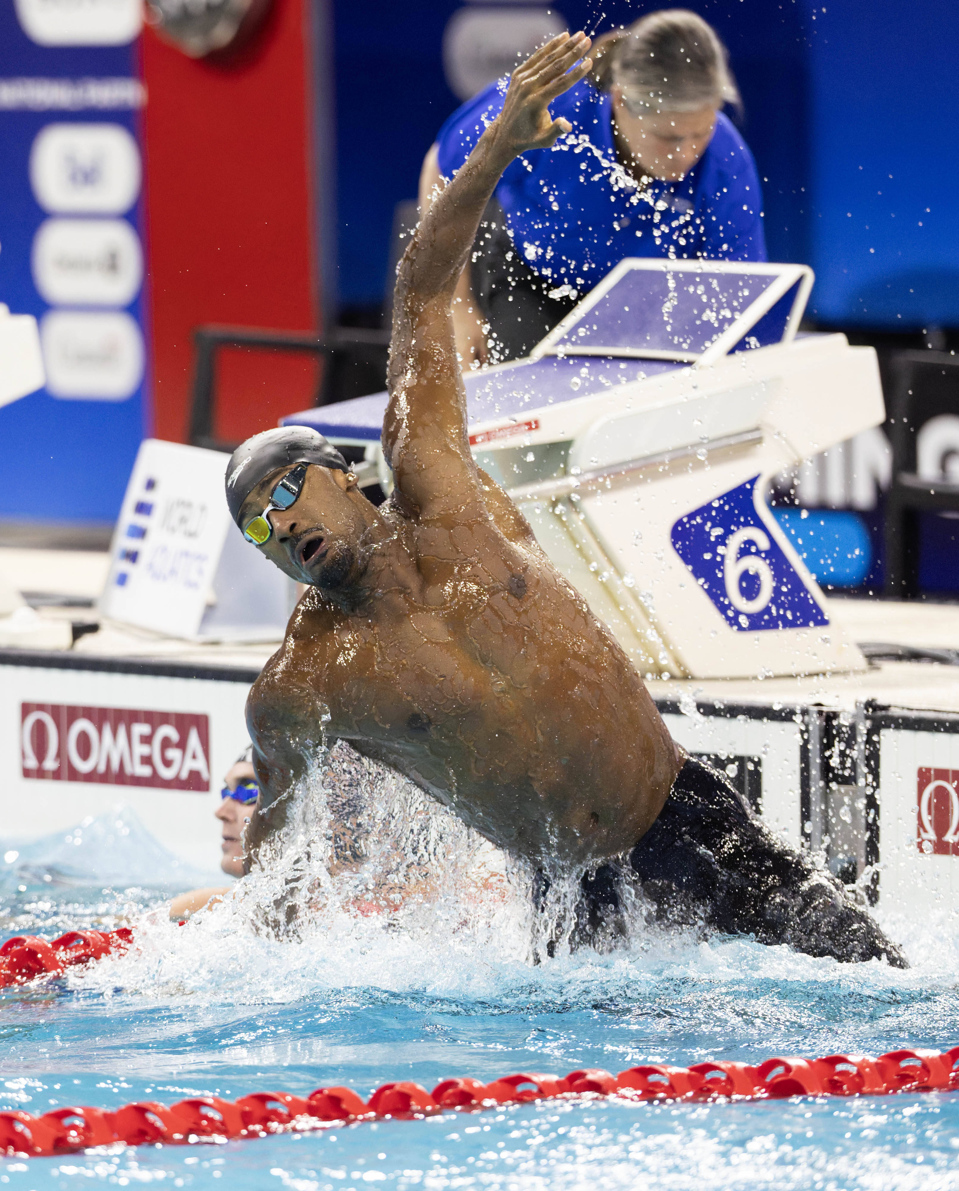 游泳选手刷新世界纪录,震撼全场 游泳选手刷新世界纪录,震撼全场